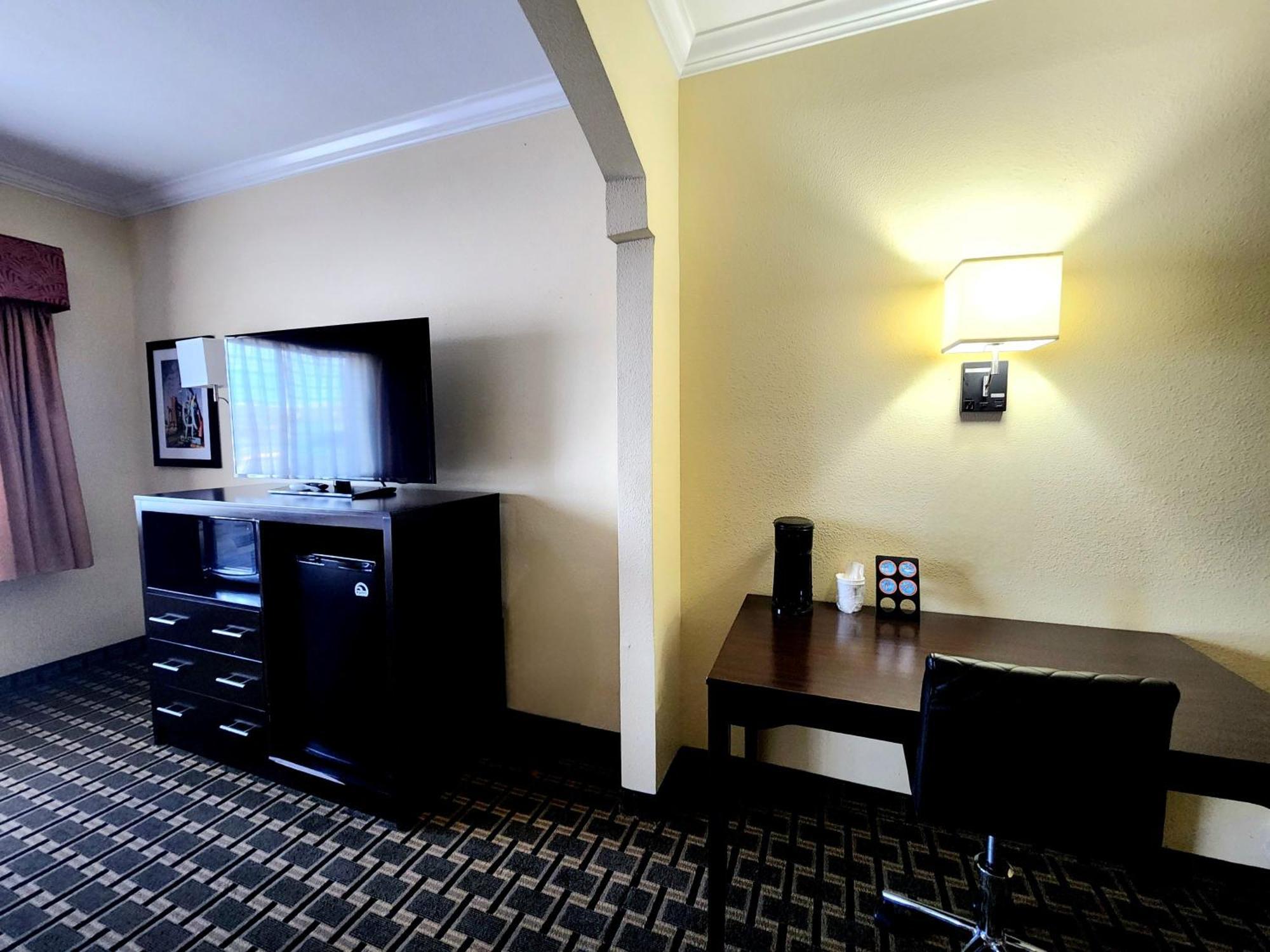 Days Inn & Suites By Wyndham Sam Houston Tollway Jersey Village Exteriör bild