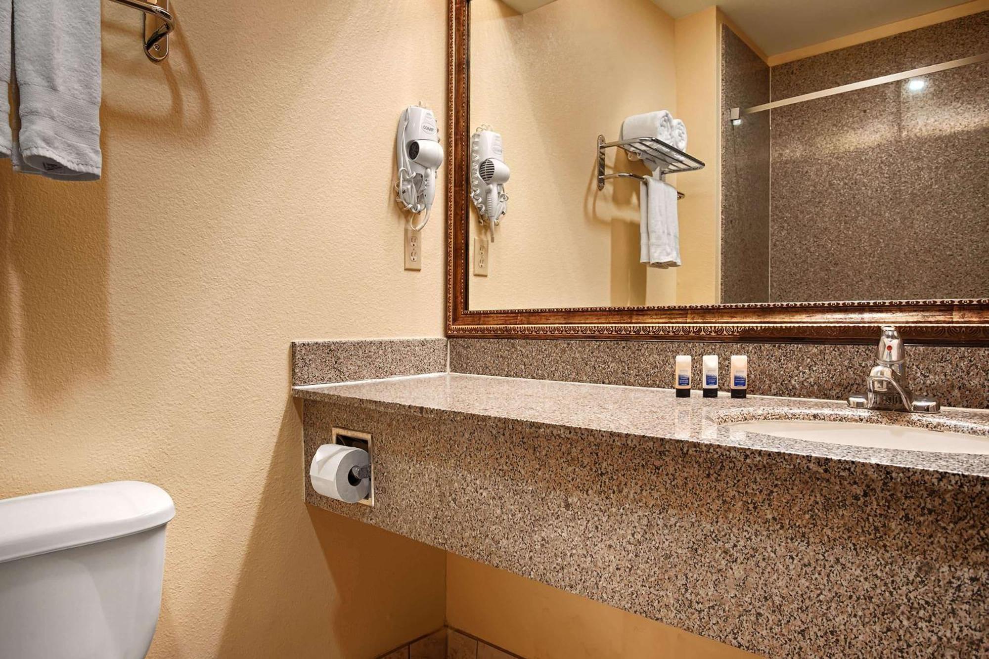 Days Inn & Suites By Wyndham Sam Houston Tollway Jersey Village Exteriör bild